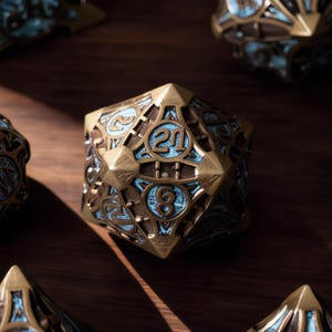 Puede incluir: Primer plano de un dado de varios lados de color bronce, con detalles azules y números grabados. El dado tiene un diseño geométrico con puntas elevadas, probablemente para juegos de mesa. Los números 21 y 8 son visibles.