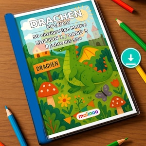 Può includere: Un libro da colorare di draghi con rilegatura blu, che presenta un'illustrazione di un drago verde, un castello, funghi e fiori sulla copertina. Il testo riporta DRACHEN MALBUCH, 50 einzigartige Motive, EDITION 1 / BAND 5, 8 Jahre bis 99+, DRACHEN e malinoo.