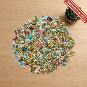 Könnte beinhalten: Eine große Sammlung quadratischer Aufkleber mit verschiedenen farbenfrohen Illustrationen, darunter Golden Retriever Welpen, Dinosaurier, Landschaften und Fantasieszenen, angeordnet in einem dichten kreisförmigen Haufen.