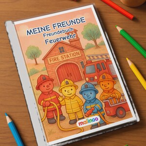 Könnte beinhalten: Ein rechteckiges Buch mit dem Titel MEINE FREUNDE Freundebuch Feuerwehr, das eine Feuerwache, ein rotes Feuerwehrauto und vier Zeichentrick-Feuerwehrleute in roten, gelben, blauen und orangen Uniformen mit Schlauch zeigt.