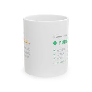 Könnte beinhalten: Ein weißer Keramikbecher mit einem Aufdruck im Terminal-Stil. Der Text lautet $ hermes status, running, uptime, inbox, cron und you slept. I did not. Das Design enthält grüne Häkchen und einen grünen Punkt auf einem weißen Hintergrund.