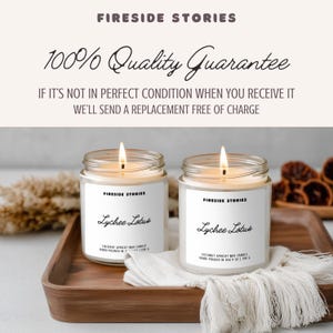 Pode incluir: Duas velas em frascos de vidro transparente com pavios acesos, cada uma com um r&oacute;tulo branco com o texto FIRESIDE STORIES e Lychee Lotus, al&eacute;m de Coconut Apricot Wax Candle Hand-Poured in USA 9 oz | 198 g.