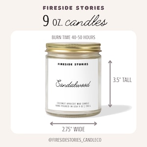 Pode incluir: Uma vela Fireside Stories de 198 g num frasco de vidro transparente com tampa dourada. O r&oacute;tulo branco diz Sandalwood, Coconut Apricot Wax Candle, Hand-Poured in USA 9 oz | 198 g. Mede 8,89 cm de altura e 6,99 cm de largura, 40-50 horas.