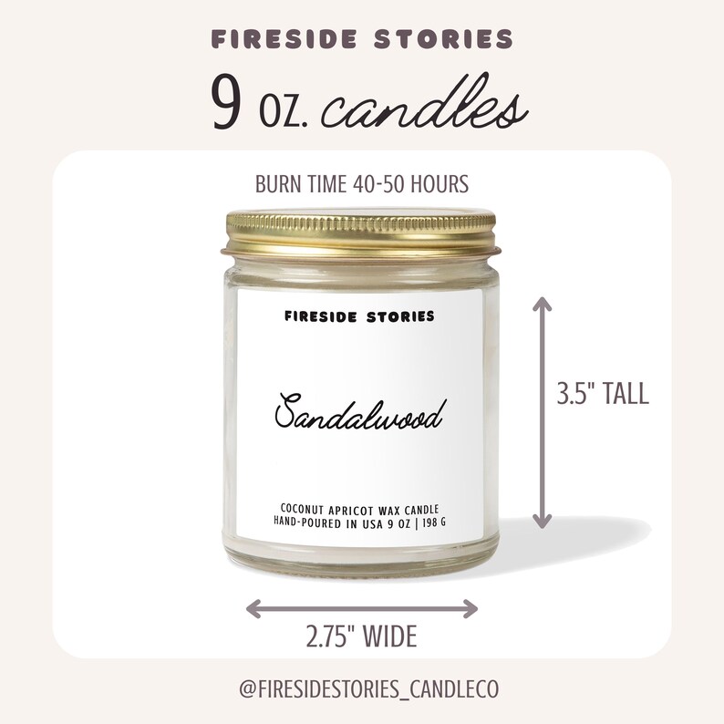 Pode incluir: Uma vela Fireside Stories de 198 g num frasco de vidro transparente com tampa dourada. O r&oacute;tulo branco diz Sandalwood, Coconut Apricot Wax Candle, Hand-Poured in USA 9 oz | 198 g. Mede 8,89 cm de altura e 6,99 cm de largura, 40-50 horas.