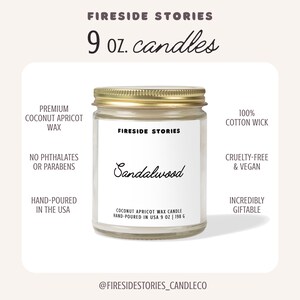 Pode incluir: Uma vela de 198 g num frasco de vidro transparente com tampa dourada. O r&oacute;tulo branco diz FIRESIDE STORIES e Sandalwood. O texto na imagem inclui Premium Coconut Apricot Wax, 100% Cotton Wick, No Phthalates or Parabens, Cruelty-Free & Vegan, Hand-Poured in the USA, e 9 oz | 198 g.