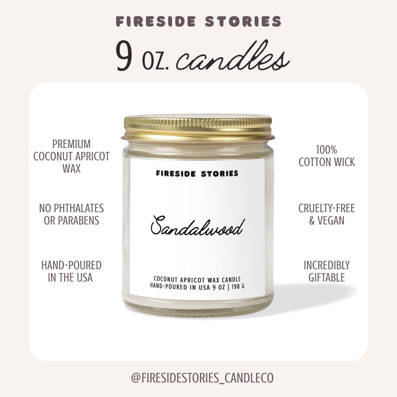 Pode incluir: Uma vela de 198 g num frasco de vidro transparente com tampa dourada. O r&oacute;tulo branco diz FIRESIDE STORIES e Sandalwood. O texto na imagem inclui Premium Coconut Apricot Wax, 100% Cotton Wick, No Phthalates or Parabens, Cruelty-Free & Vegan, Hand-Poured in the USA, e 9 oz | 198 g.
