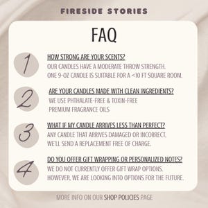 Pode incluir: Um gr&aacute;fico informativo de cor creme intitulado FIRESIDE STORIES FAQ. Lista quatro perguntas numeradas sobre a intensidade do aroma de uma vela de 9 oz, ingredientes limpos, pol&iacute;ticas de substitui&ccedil;&atilde;o por danos e op&ccedil;&otilde;es de embrulho para presente.
