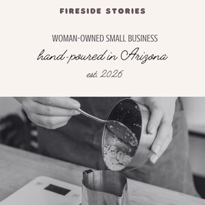 Pode incluir: Um gr&aacute;fico em preto e branco com o texto FIRESIDE STORIES, WOMAN-OWNED SMALL BUSINESS, hand-poured in Arizona e est. 2026. Abaixo, uma tigela de metal despeja material granular em uma jarra de metal sobre uma balan&ccedil;a.