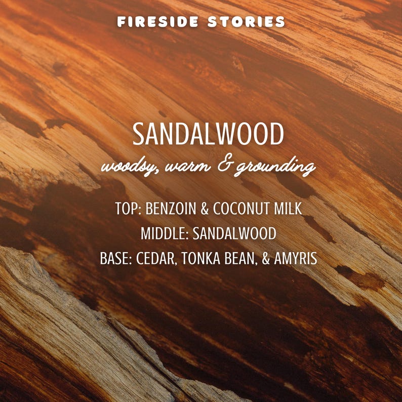 Pode incluir: Uma sobreposi&ccedil;&atilde;o gr&aacute;fica num fundo de gr&atilde;o de madeira com o texto FIRESIDE STORIES, SANDALWOOD, woodsy, warm & grounding, e uma lista de notas arom&aacute;ticas: Top: Benzoin & Coconut Milk, Middle: Sandalwood, Base: Cedar, Tonka Bean, & Amyris.