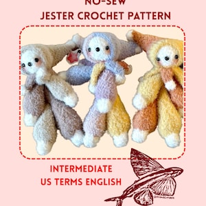 以下が含まれることがあります： 黒い持ち手と「But First, Coffee」のテキストが黒い太字で書かれた白いセラミックマグ。マグカップはぼやけた背景に置かれており、居心地の良い環境を連想させます。