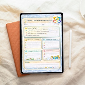Op de afbeelding: Een digitale tablet met een "Parent Daily Communication Log" met secties voor hoogtepunten, uitdagingen, therapie en herinneringen. De tablet ligt naast een gesloten oranje notitieboek en een witte stylus op een crèmekleurig oppervlak.