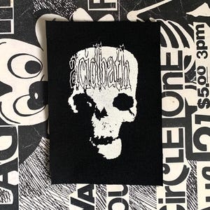 Pode incluir: Uma tábua de corte de madeira feita à mão com acabamento natural. A tábua retangular possui um sulco para suco e uma alça. Dimensões: aproximadamente 45 cm de comprimento, 30 cm de largura e 2,5 cm de espessura.