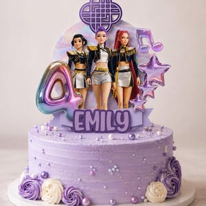 Könnte beinhalten: Ein lavendelfarbener Kuchen, verziert mit drei Puppenfiguren, sternförmigen Luftballons und der Zahl 4. Der Kuchen hat ein lila Frosting mit dekorativen Wirbeln, Perlen und floralen Akzenten. Der Name "EMILY" ist auf einem Banner zu sehen.