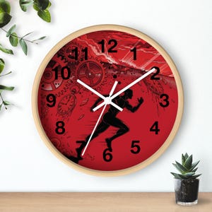 Puede incluir: Una taza de cerámica blanca con un asa negra y el texto "But First, Coffee" en un estilo manuscrito. La taza está sobre una superficie blanca. La taza mide aproximadamente 10 cm de alto.