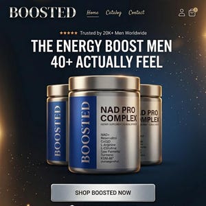 Può includere: Tre contenitori cilindrici argentati per integratori con etichette blu che riportano il testo BOOSTED e NAD PRO COMPLEX. Le etichette elencano ingredienti tra cui NAD+, Resveratrol, L-Arginine, L-Citrulline, Saw Palmetto, Turmeric e KSM-86 Ashwagandha.