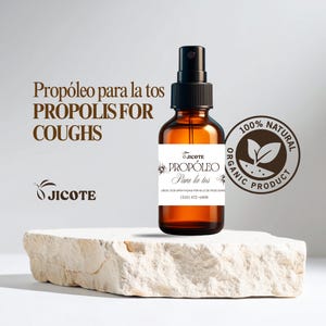 Puede incluir: Una botella de spray de vidrio marrón con una tapa negra, etiquetada como "Propóleo para la tos PROPOLIS FOR COUGHS". La botella está sobre una superficie de piedra blanca, con un sello "100% Natural Organic Product". La marca "JICOTE" también es visible.