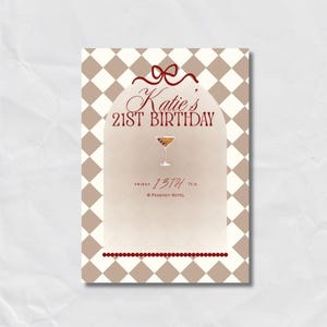 Könnte beinhalten: Rechteckige Einladungskarte mit braun-weiß kariertem Hintergrund. Der Text "Katies 21. Geburtstag" ist in einer burgunderfarbenen Schrift geschrieben. Eine Martini-Glas-Illustration befindet sich in der Mitte. Datum und Uhrzeit sind ebenfalls angegeben.