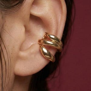 Guldfärgad öronmanschett utan piercing – Skulpturell brosklindning | Vardagssmycken