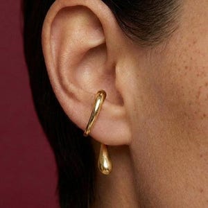 Örhänge utan piercing i guldfärgad, droppformad, skulptural, snäckslinga, mässing, uttalande, present till henne