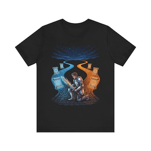 Puede incluir: Camiseta negra con una ilustración de fantasía. Un caballero arrodillado en un camino empedrado, sosteniendo una espada brillante. El camino se divide en dos, uno azul y otro naranja, con pergaminos a ambos lados, bajo un cielo estrellado.