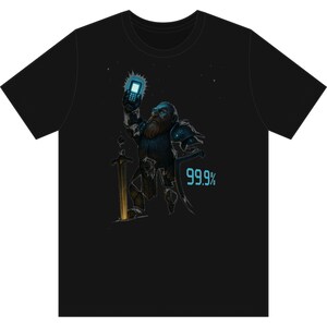 Może przedstawiać: Czarna koszulka z ilustracją fantasy krasnoluda trzymającego świecący telefon komórkowy. Krasnolud jest w zbroi i ma miecz oraz tarczę z napisem "99,9%". Projekt ilustracji cyfrowej z gwiezdnym tłem.