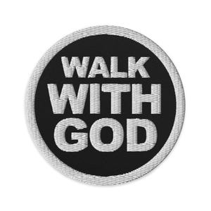 Puede incluir: Parche redondo negro con el texto bordado blanco « WALK WITH GOD ». El parche tiene un borde blanco y está diseñado para coserlo a ropa o accesorios. El diseño es simple y audaz, con un mensaje claro.