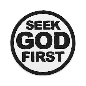 Puede incluir: Parche bordado circular con las palabras "SEEK GOD FIRST" en letras negras sobre un fondo blanco. El texto está rodeado por un borde negro, creando un diseño circular. Ideal para ropa o accesorios.