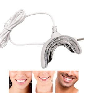 Puede incluir: Un dispositivo de blanqueamiento dental transparente en forma de U, con un cable blanco y un conector USB. El dispositivo está iluminado y parece estar hecho de plástico. La imagen también muestra tres rostros sonrientes con dientes blancos brillantes.