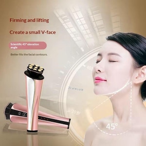 Puede incluir: Un dispositivo facial de oro rosa con cabezal negro, diseñado para reafirmar y levantar la piel. La imagen muestra el texto "Firming and lifting" y "Create a small V-face". La imagen también incluye el texto "Scientific 45° elevation angle".