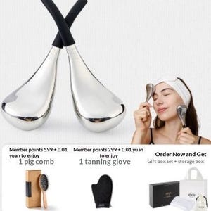 Op de afbeelding: Twee zilverkleurige gezichtsmassagetools met zwarte handvatten zijn gekruist. Een vrouw gebruikt de tools op haar gezicht. Andere items zijn een varkenskam, een tanning glove en een geschenkdoosset.