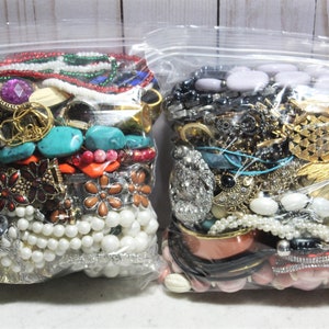 VINTAGE TO NOW ASSORTED BEADS LOT 13oz ARTS and Crafts jewelry