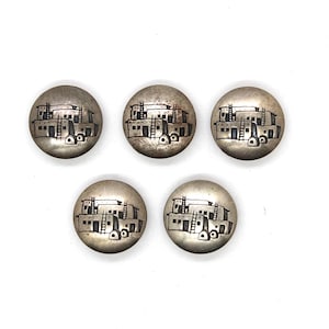 Puede incluir: Un juego de tres tazas de cerámica con un acabado mate moteado. Las tazas son de color crema, gris claro y gris oscuro. Cada taza tiene un diseño simple y minimalista y un asa redondeada.