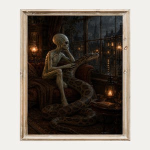 Puede incluir: Una impresión artística enmarcada que representa a una figura extraterrestre gris sentada en un sofá de terciopelo rojo oscuro con una gran serpiente estampada. La escena se desarrolla en una habitación con poca luz, una linterna y un libro.