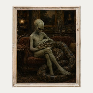 Puede incluir: Una impresión artística enmarcada que representa a una figura extraterrestre gris con grandes ojos oscuros sentada en un sofá ornamentado de color rojo oscuro. La figura toca suavemente una serpiente grande con patrón marrón y negro.