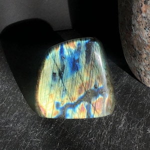 Labradorite polie forme libre flashy - Multicouleurs vert bleu or violet - Effet cent feuilles - 5,6 cm - Madagascar