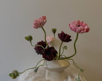 El arreglo floral ligero de flores silvestres