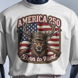 Chenille Aufnäher Design: Hirschkopf, gekreuzte Gewehre & Amerikanische Flagge - America 250 Born to Hunt