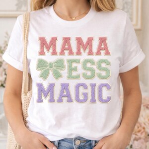 Mama Mess Magic, png PNGEgg | Pastelkleurige Varsity Chenille Patch Mom Design (digitale download)
