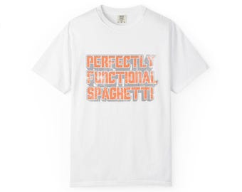 Camiseta de juego satisfactoria: texto espagueti funcional y unisex, teñida en prenda.