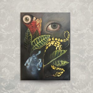 Pode incluir: Uma pintura retangular sobre um fundo escuro apresentando um grande olho humano, uma asa de borboleta com padrões vermelhos e laranjas, uma cobra amarela e preta entre folhas verdes e uma pequena figura pálida e fantasmagórica.