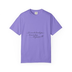 Puede incluir: Una camiseta lavanda con el texto italiano "Se è vero che il mondo gira, la casa mia da qui deve passare !!!" en cursiva. La camiseta tiene mangas cortas y cuello redondo.