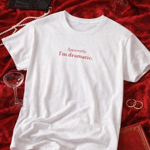 Blijkbaar ben ik een dramatisch tekstT-shirt | minimaal ontwerp op de borst met klein opschrift