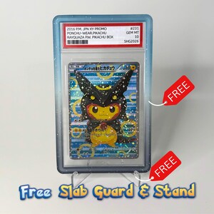 Op de afbeelding: Een gegradeerde 2016 Pokemon-ruilkaart met Pikachu in een Rayquaza-poncho, ingesloten in een doorzichtige beschermende houder met een blauwe gradi&euml;ntrand. Het label vermeldt 2016 P.M. JPN XY PROMO #231 PONCHU-WEAR PIKACHU RAYQUAZA P.W. PIKACHU BOX GEM MT 10.