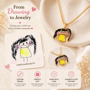 Op de afbeelding: Een gouden hangerketting met een cartoonmeisje met een gele jurk en zwart haar. De afbeelding bevat een kindertekening van het meisje en de tekst "From Drawing to Jewelry".
