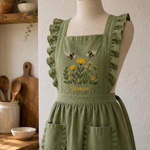 Delantal de lino personalizado con flores silvestres y bordado de abeja, delantal floral con volantes y nombre personalizado, delantal de cocina estilo cottagecore, regalo de repostería para mamá.