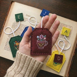 Personligt bokmärke med broderad tepåse i filt, initialer, bokspårare, boktillbehör, läsgåva i Cottagecore-stil