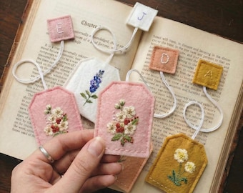 誕生月の花柄手刺繍ティーバッグしおり、イニシャル入りフェルト製ブックトラッカー、花柄ブックアクセサリー、コテージコア風読書ギフト