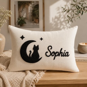 Personalisierter Kissenbezug mit schwarzer Katze im Punch-Needle-Stil, Kissen mit individuellem Namen, Monddeko, Dekokissen fürs Kinderzimmer