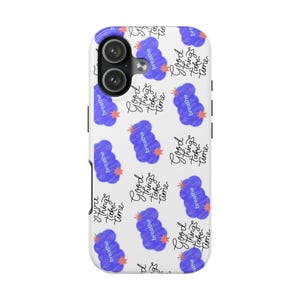 Peut inclure: Coque de téléphone blanche avec un motif répété de formes bleues en forme de nuages, d'éclats d'étoiles orange et des phrases "breathe" et "Good Things Take Time" en écriture noire. Le boîtier a un logement de caméra noir.
