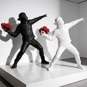 Puede incluir: Un juego de tres tazas de cerámica con un acabado mate moteado. Las tazas son de color crema, gris claro y gris oscuro. Cada taza tiene un diseño simple y minimalista.